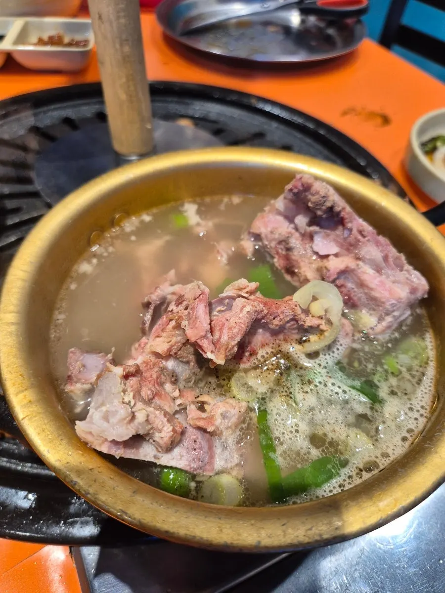 The ₩1,000 bone soup kept hot on top of the grill
