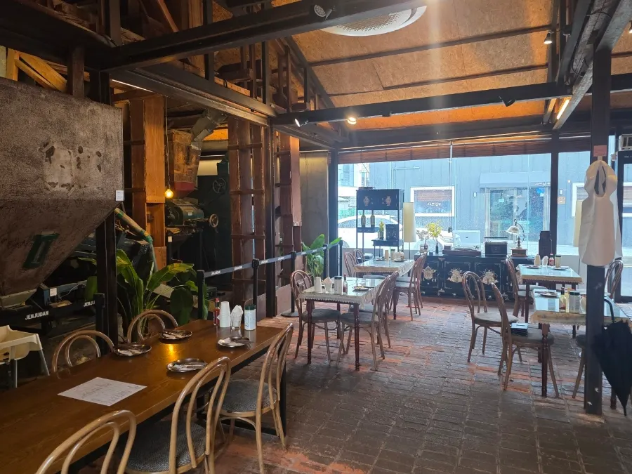 Retro-style seating in the Gaenari Jutaek annex