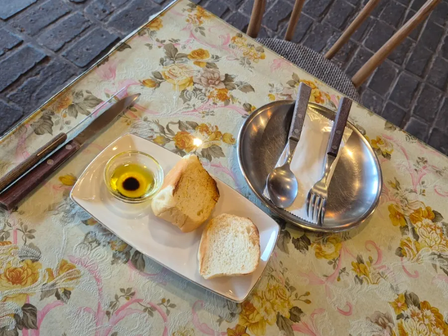Starter bread served with balsamic sauce and olive oil
