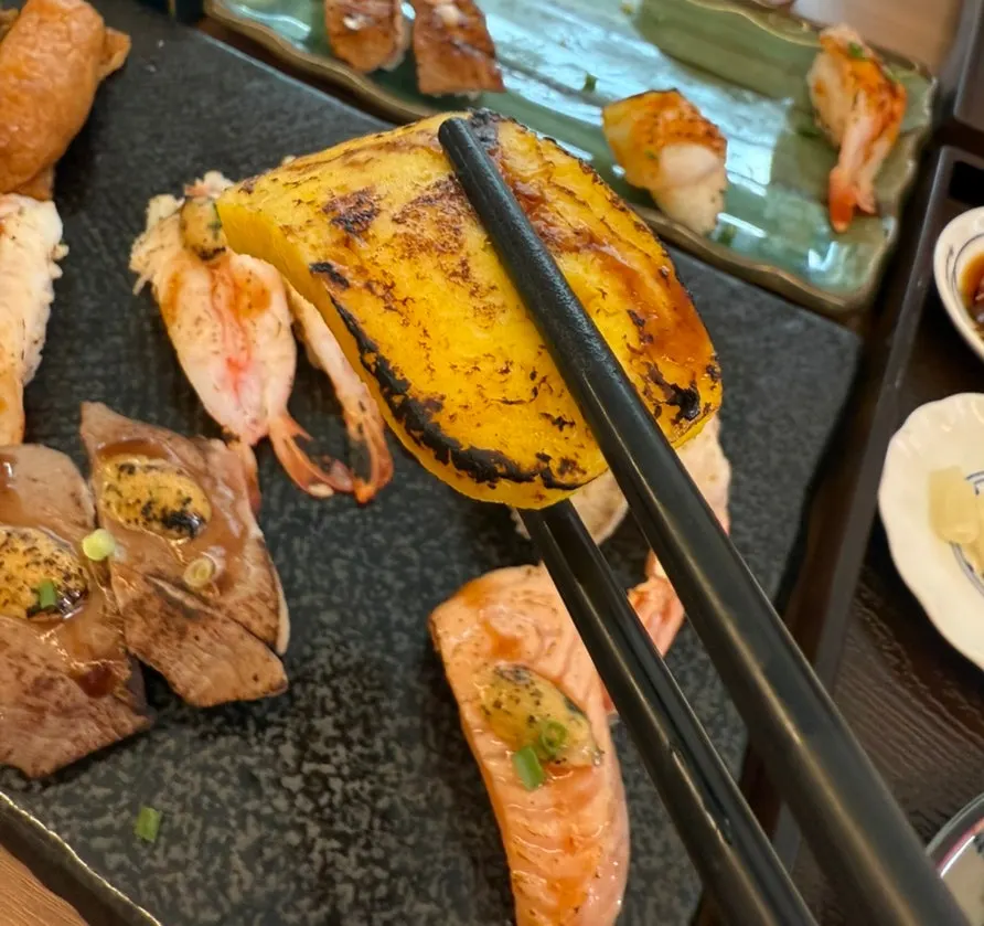 정성스럽게 담긴 스시화 초밥 구성