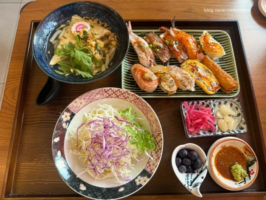 세트에 나온 미니 우동