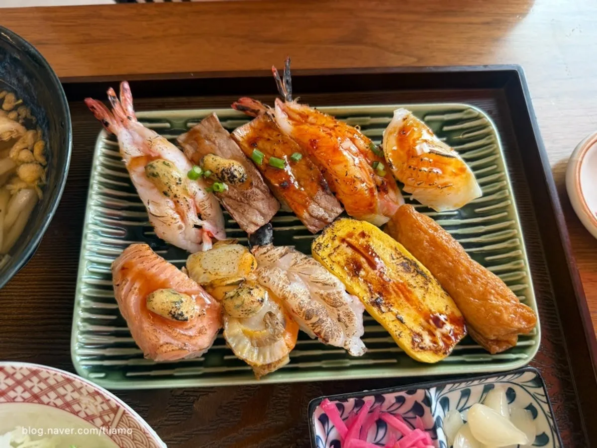 스시화 초밥 세트와 냉모밀 상차림