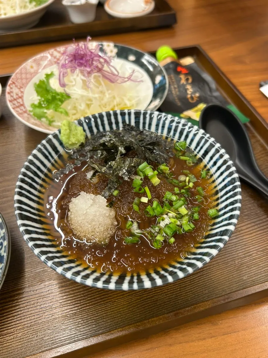4인석에 놓인 불초밥세트