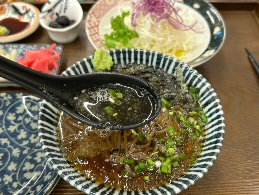 불초밥을 먹는 식사 장면