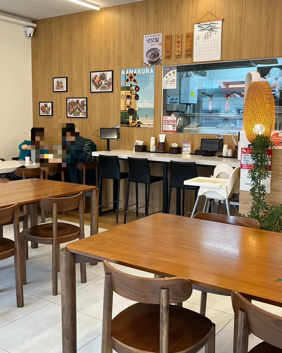 넓고 쾌적한 스시화 홀