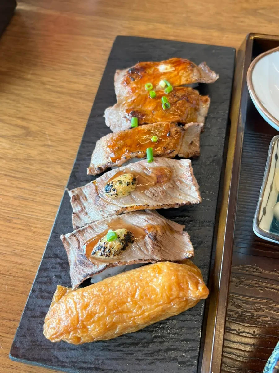 주문한 초밥 세트 두 접시