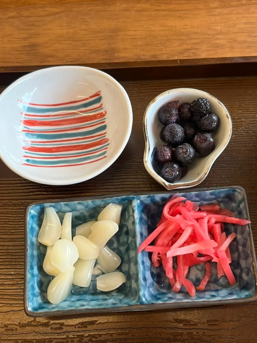 세트에 포함된 락교와 생강, 와사비
