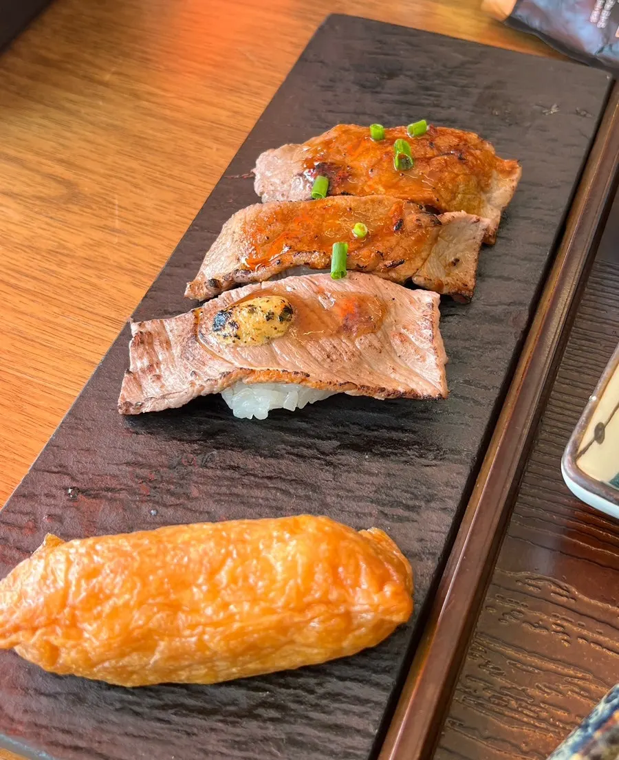 참치와 연어가 포함된 생초밥 세트