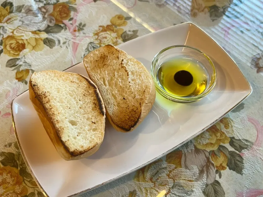 Toasted dinner rolls served before the meal with olive oil and balsamic sauce