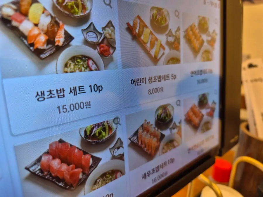 아이와 함께 앉기 좋은 스시화 좌석