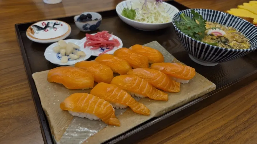 연어 초밥을 맛보는 가족 식사 장면