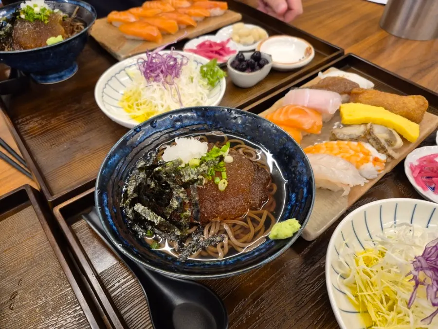 사이드로 선택한 우동 한 그릇