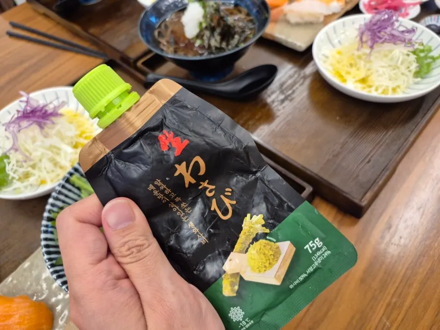 참치와 연어가 올라간 모듬초밥 구성