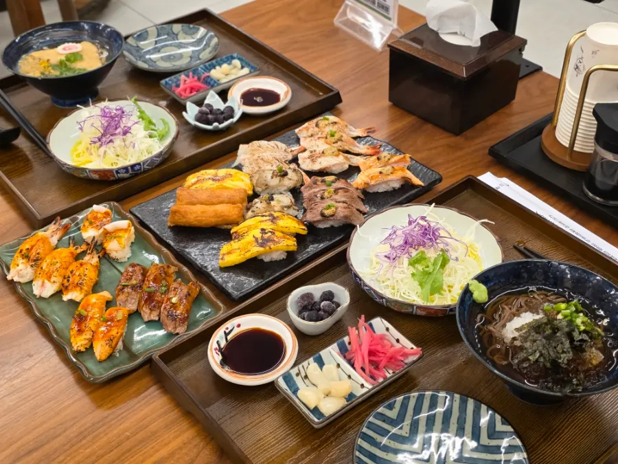 한 상 가득 차려진 스시화 불초밥 세트
