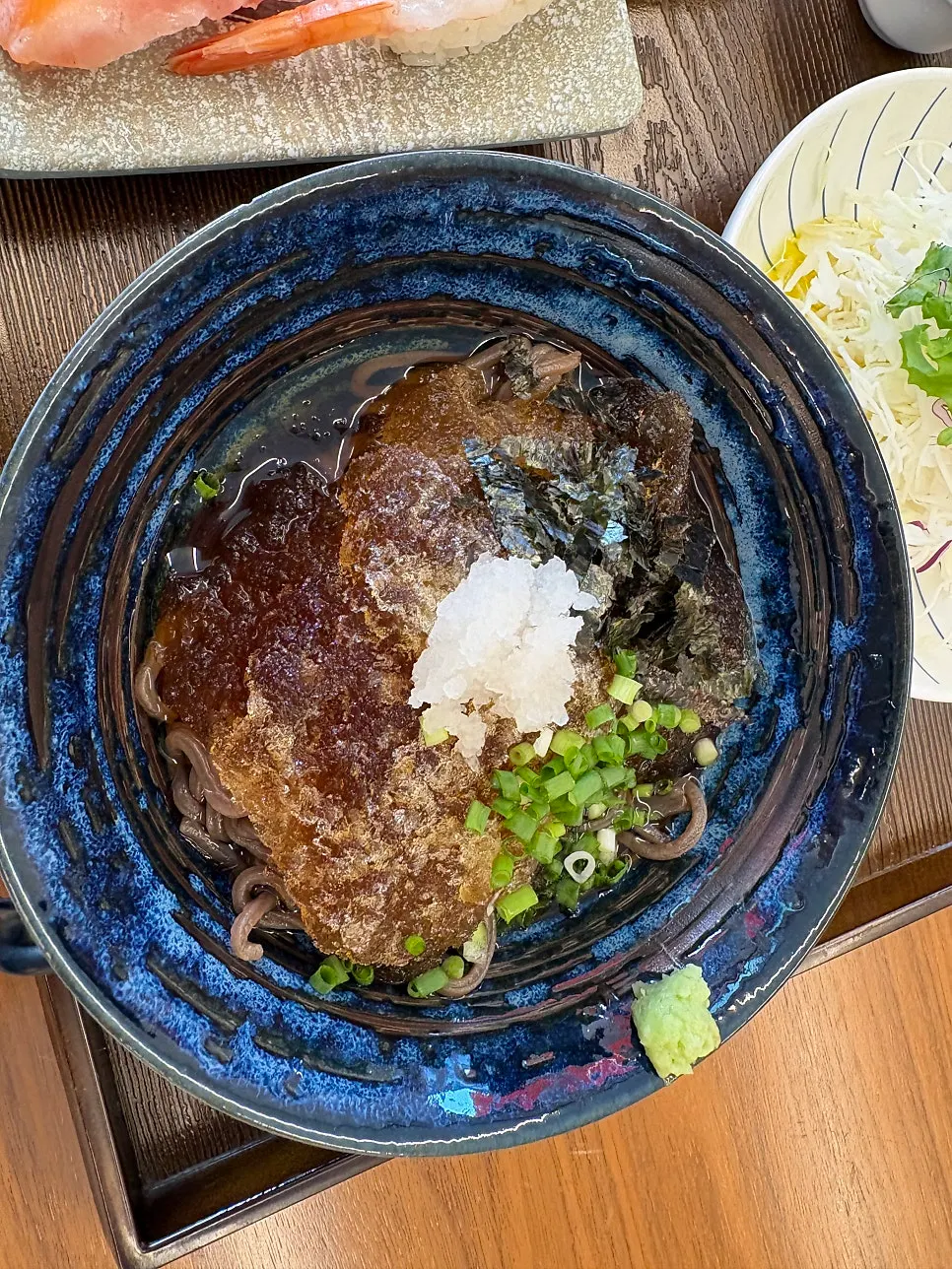 생초밥과 불초밥을 함께 놓은 점심상