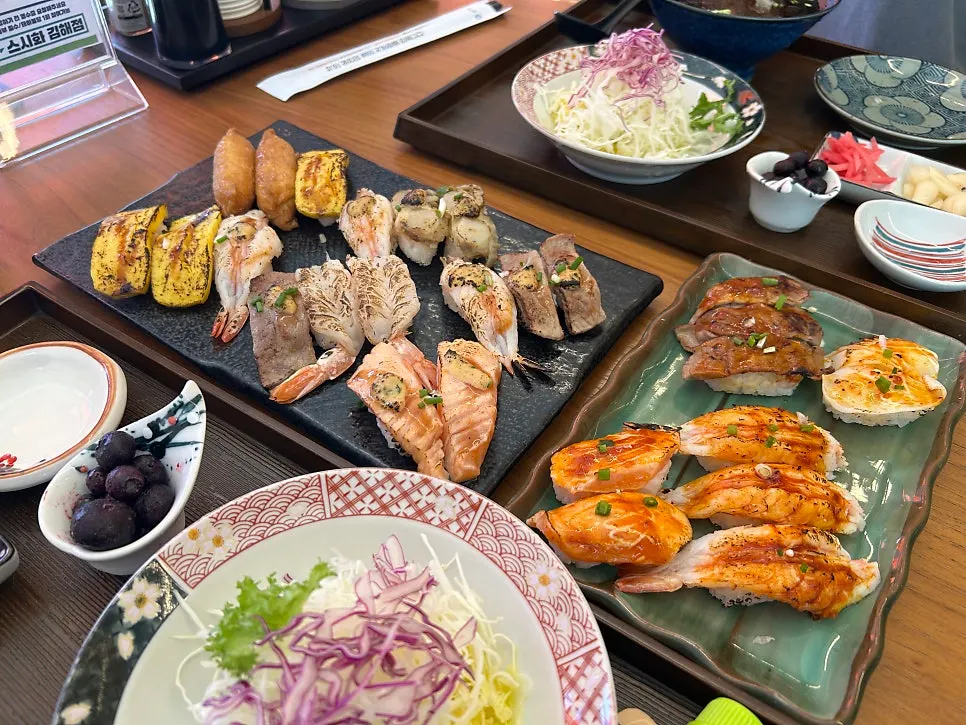 Flame-seared sushi topped with half garlic, half spicy sauce