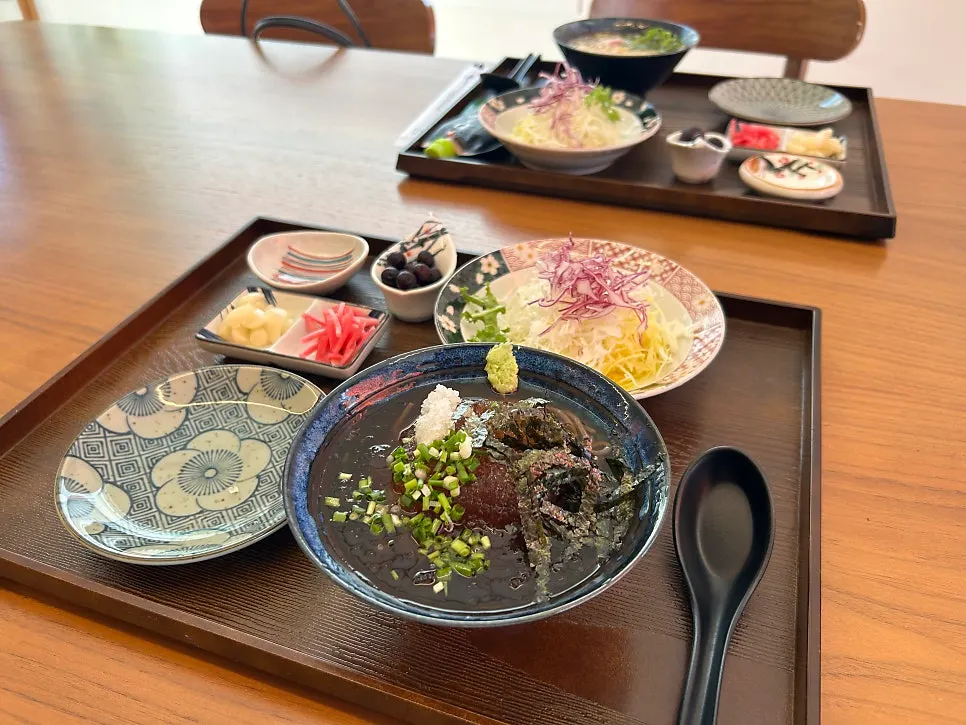 A variety of flame-seared sushi including wagyu and scallop