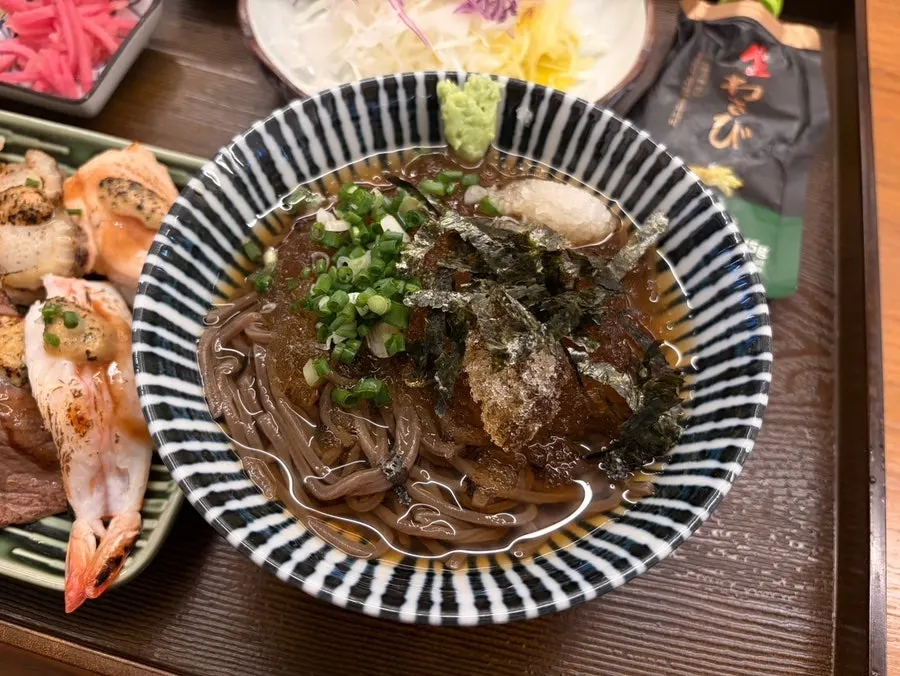 A bowl of cold soba included in the set