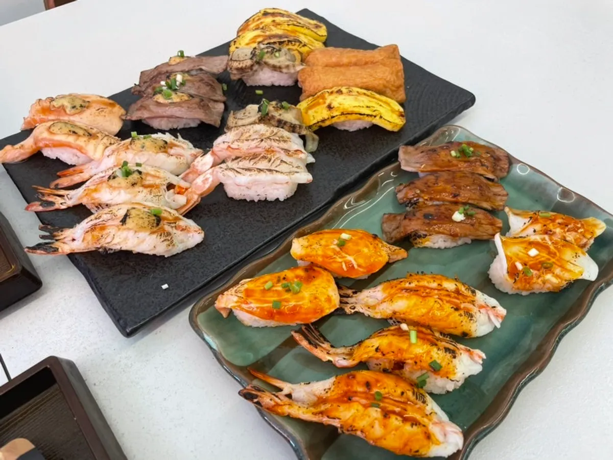 27 pieces of flame-seared sushi split between garlic and spicy sauce