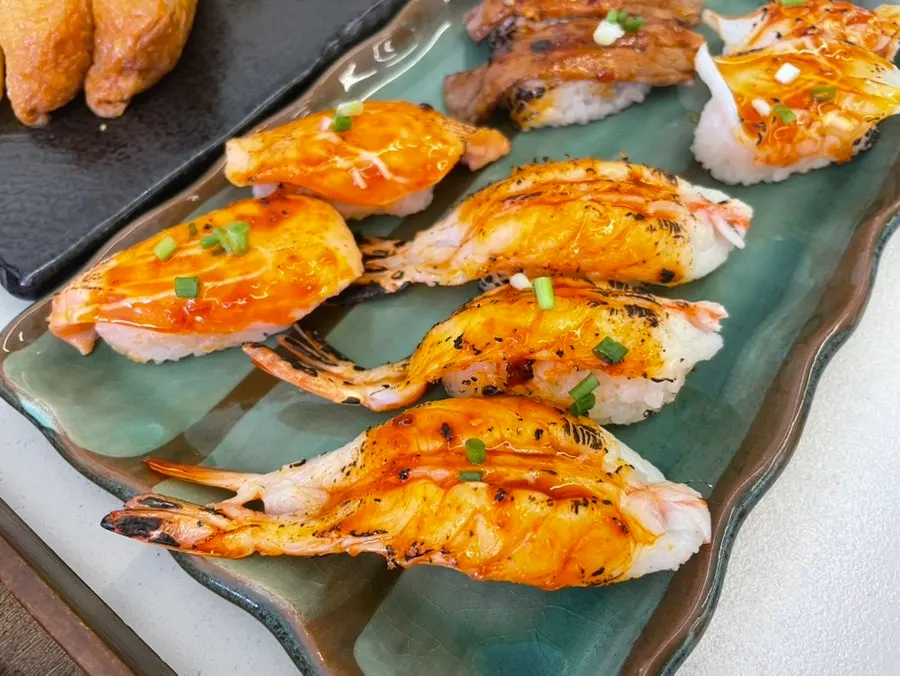 Flame-seared sushi topped with garlic sauce