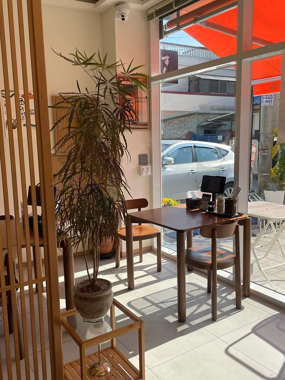 Clean, tidy seating area at Sushi Hwa