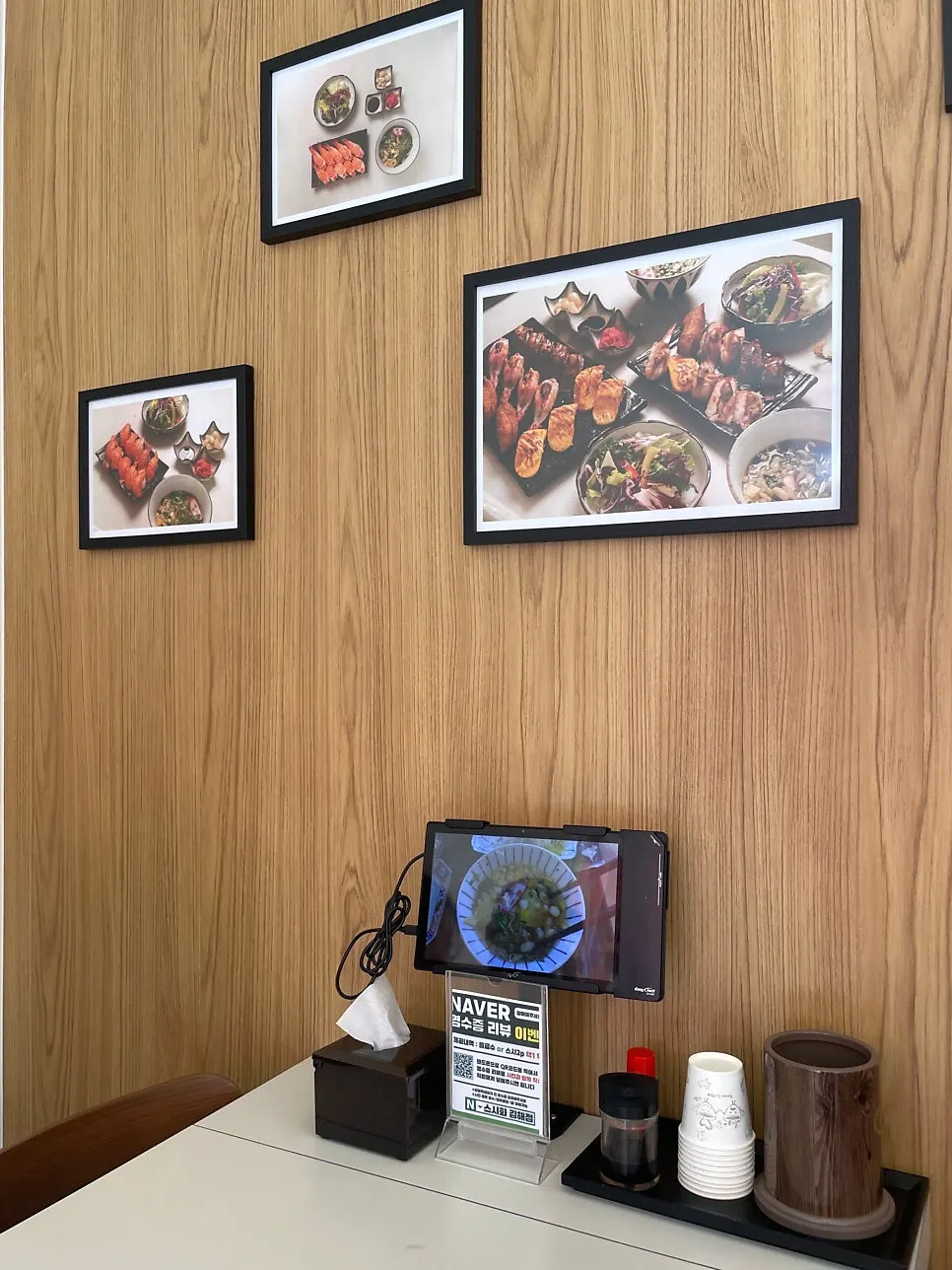 Decor pieces in a corner of Sushi Hwa