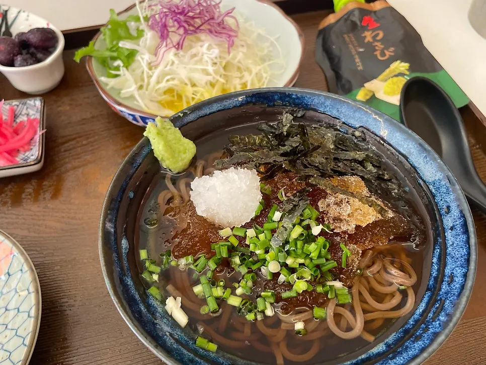 Small bowl of udon included in the set