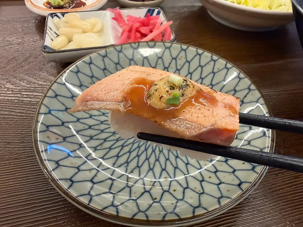 토치로 겉만 익힌 연어 초밥