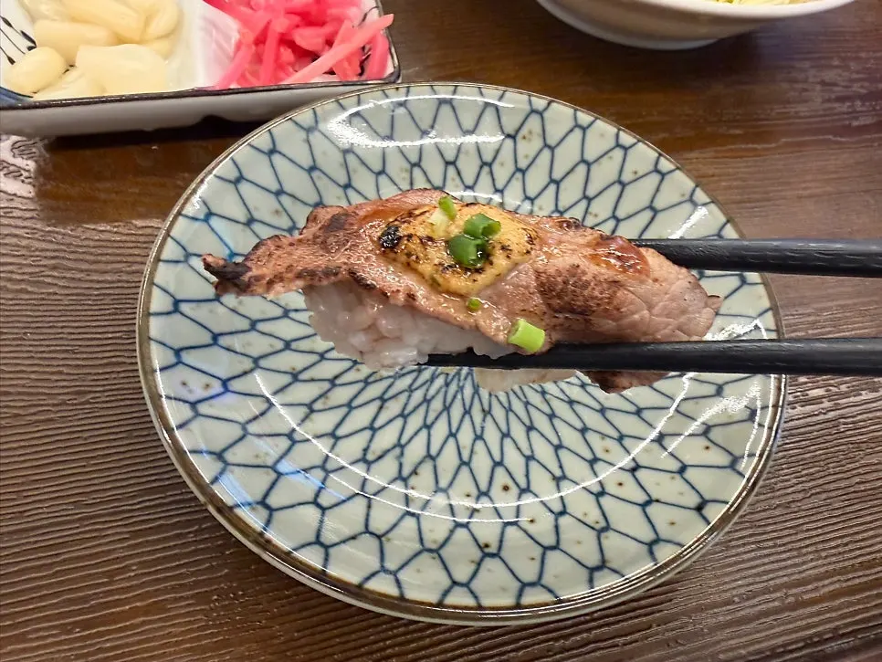 특제 소스를 올린 소고기 불초밥
