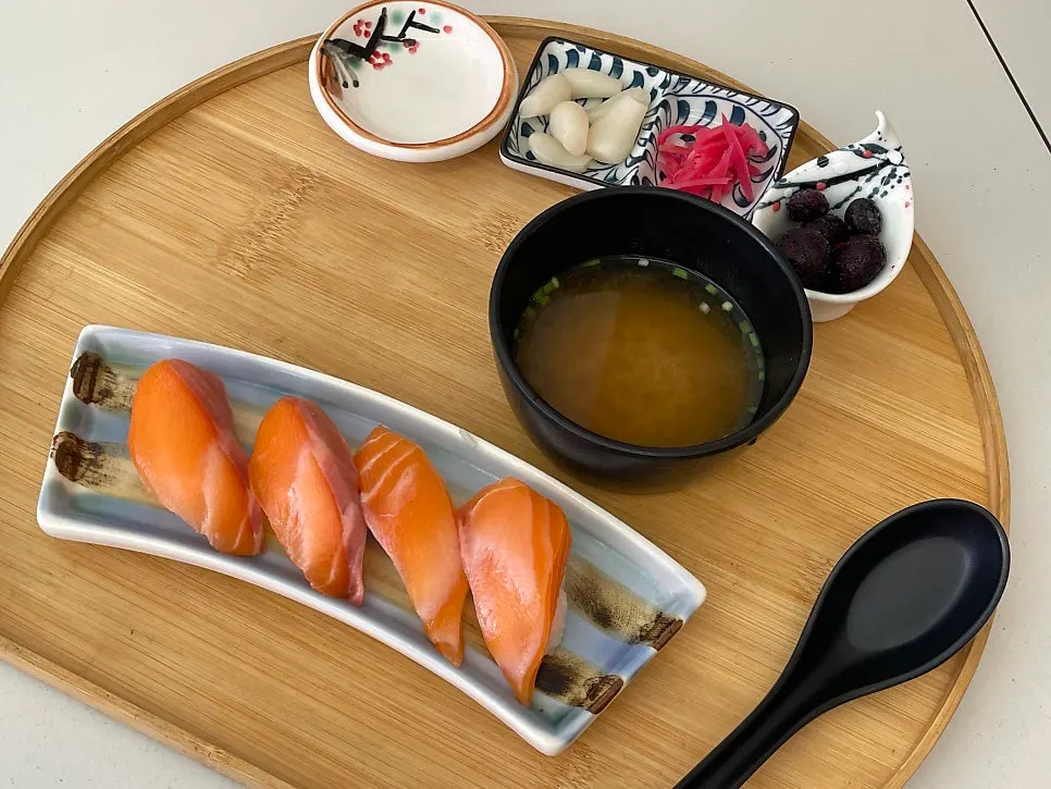 Additional order of 4 pieces of salmon sushi