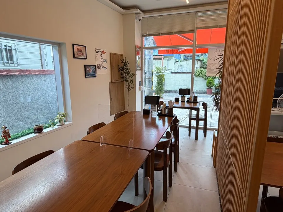 Table seating at Sushi Hwa divided by partitions