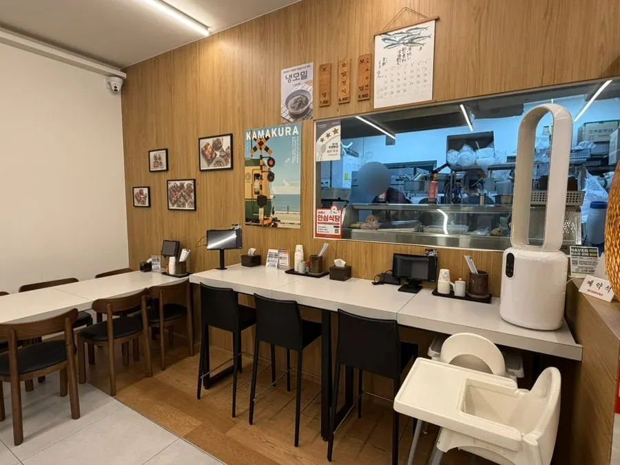 넓은 동선의 스시화 홀 전경