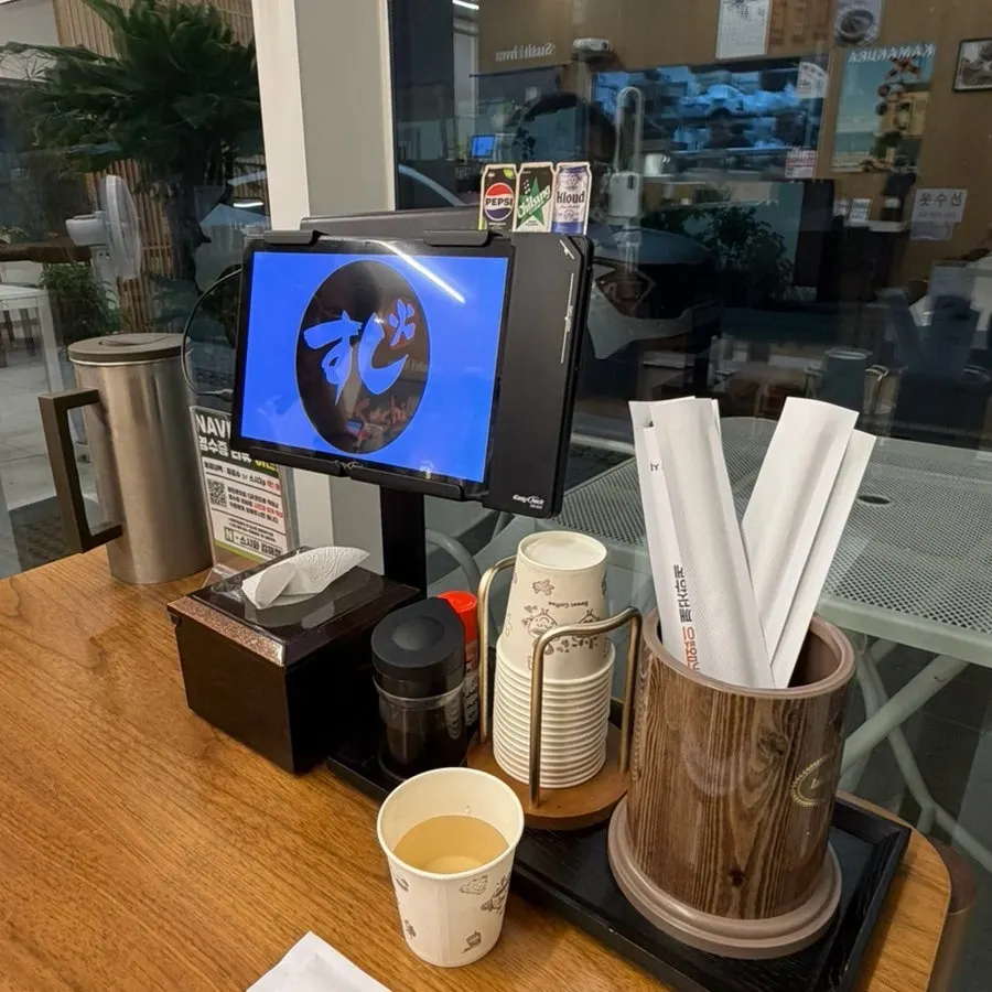 수저와 종이컵, 간장소스가 놓인 테이블 세팅