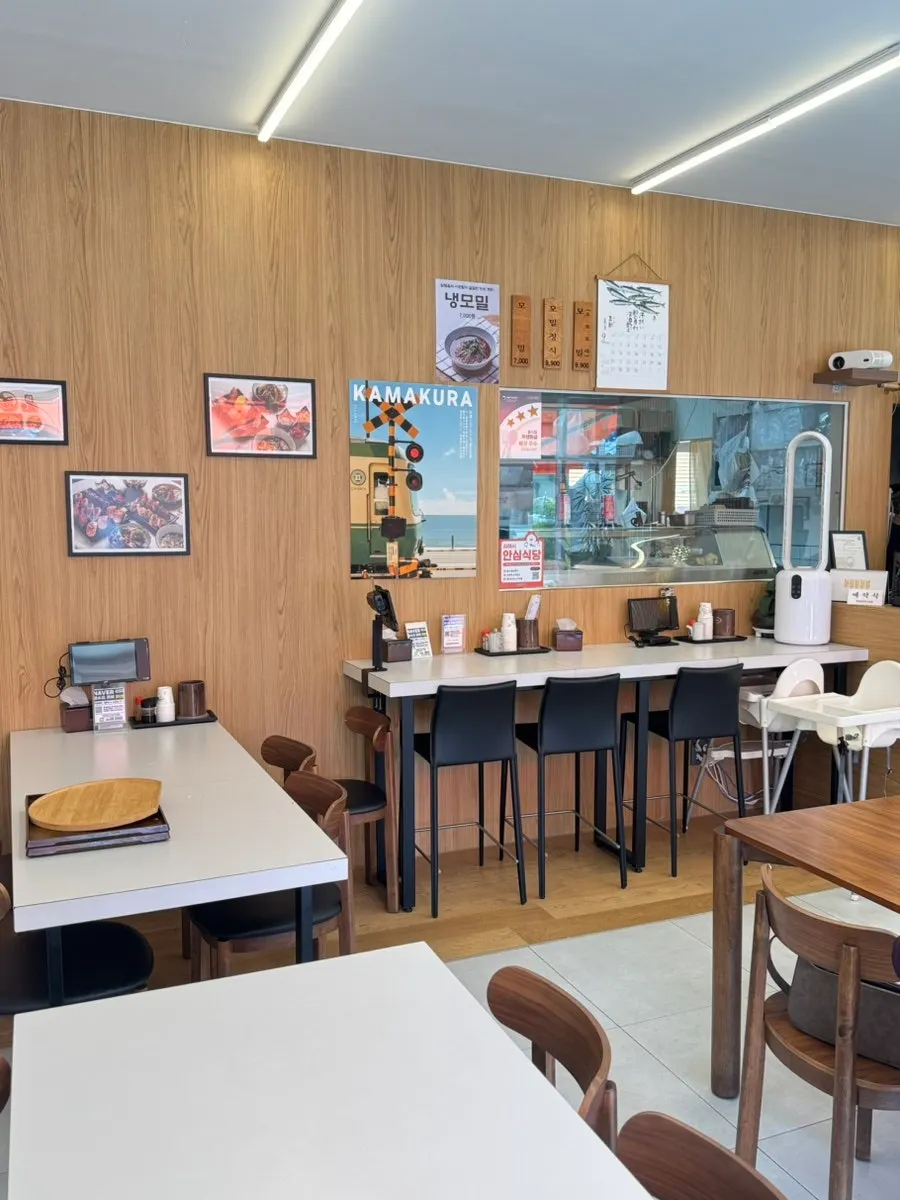 혼밥석이 마련된 스시화 매장 내부
