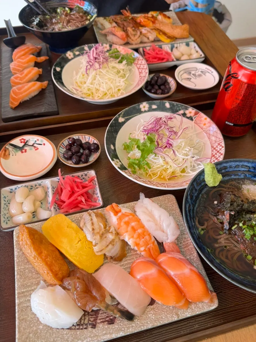 정갈하게 차려진 스시화 초밥 세트 상차림