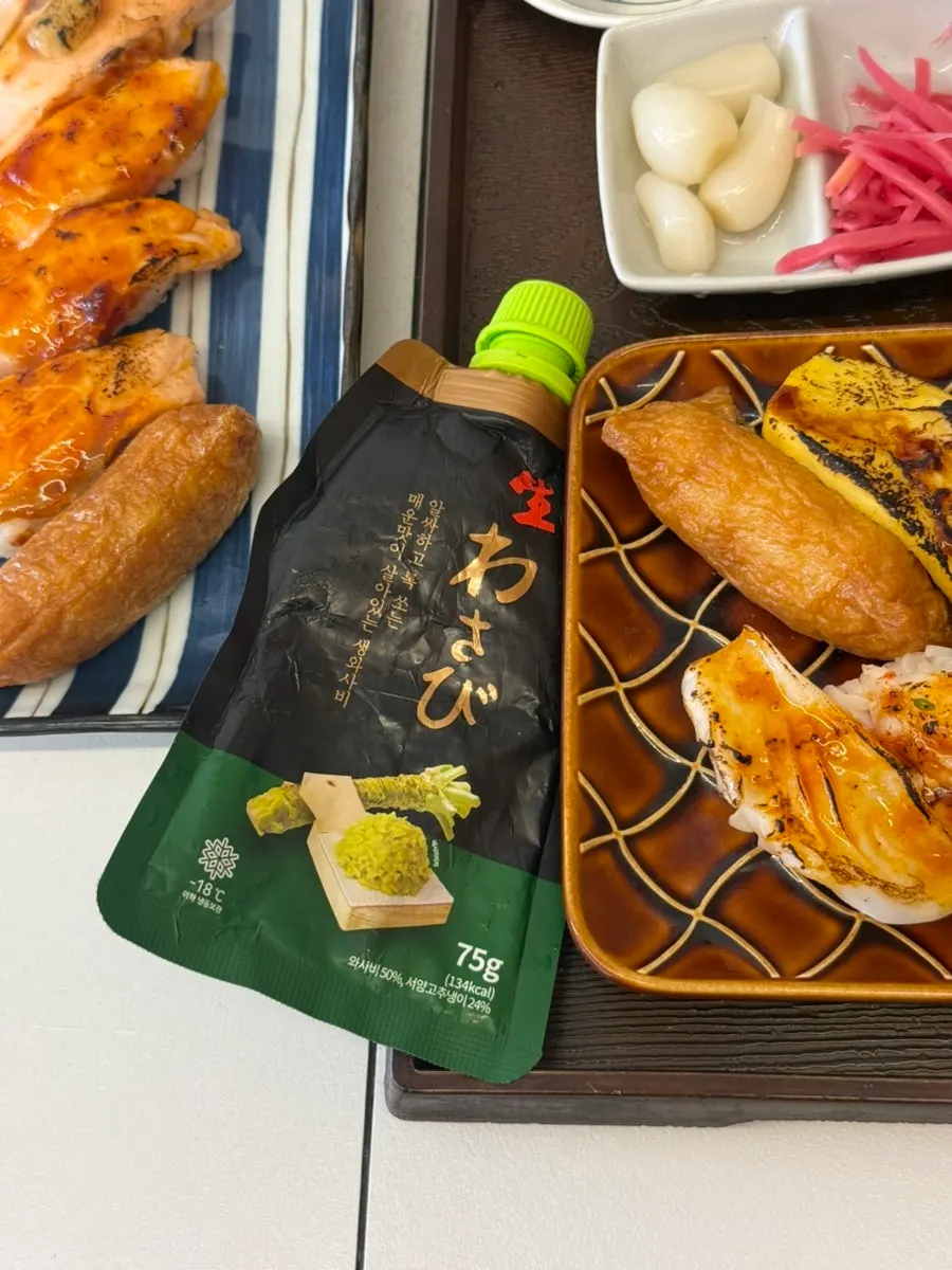 Blueberries and salad served with the flame-seared sushi set