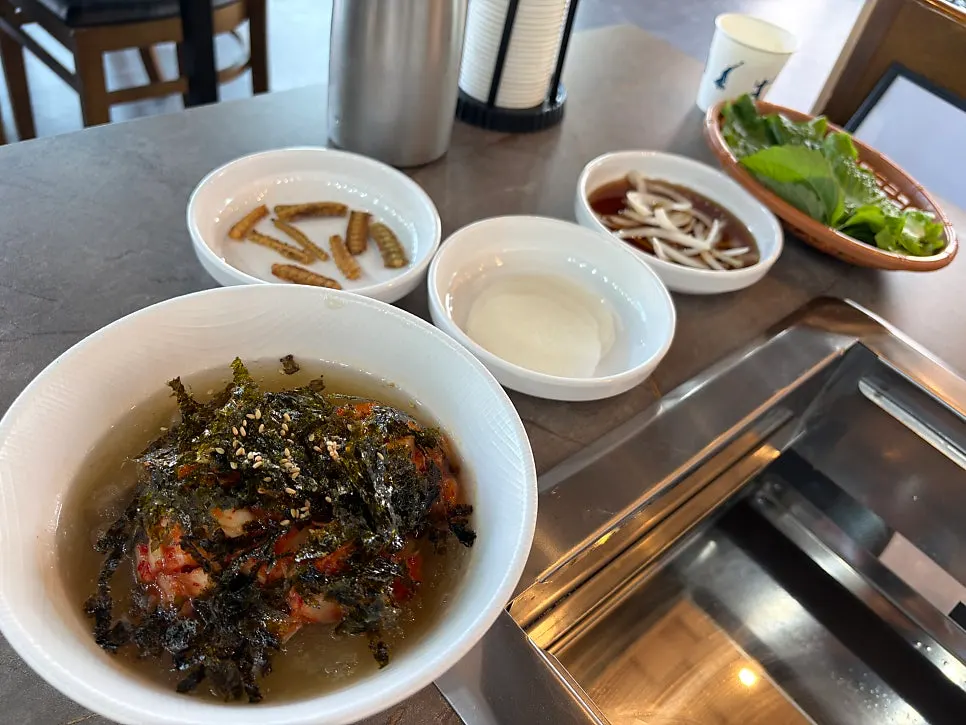 Acorn jelly, fried eel bones, and wrap vegetables side dishes