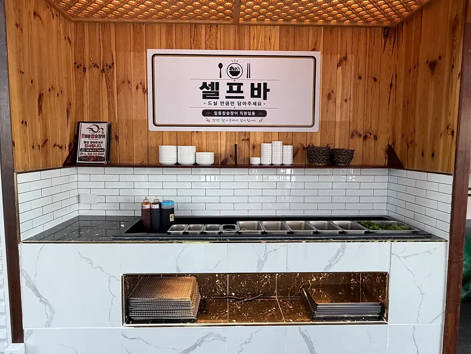 A cool bowl of acorn jelly (mukbap)