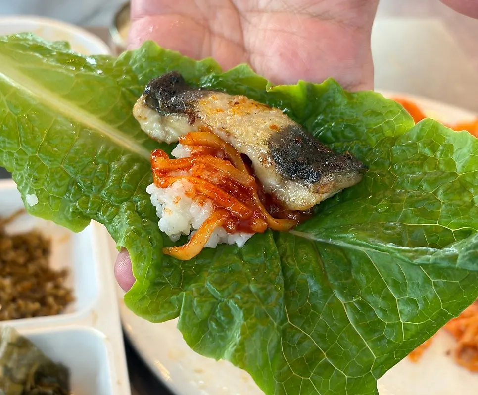 Charcoal-grilled eel wrapped in lettuce