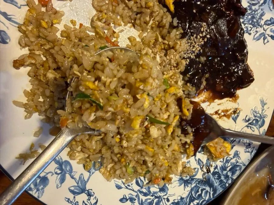 Fluffy fried rice with jajang sauce