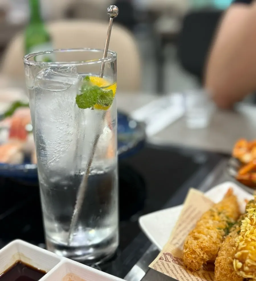 투명한 색의 도시크랩 하이볼