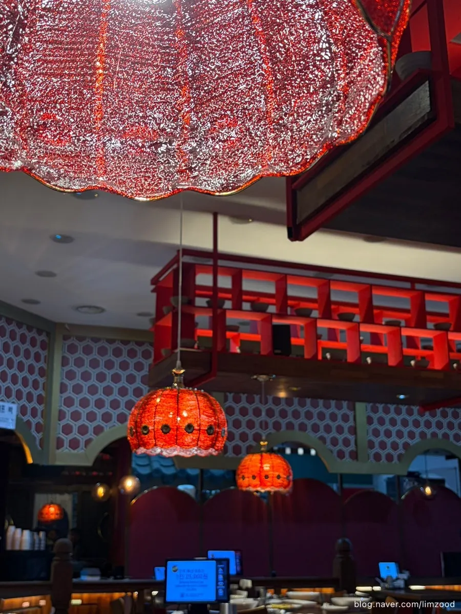 Red-toned interior decor of Dongbaek Chinese restaurant