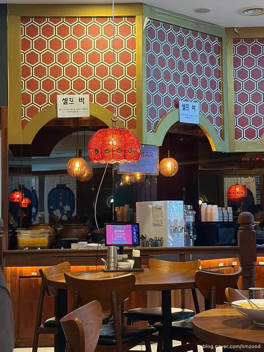 Interior decor and lighting at Dongbaek