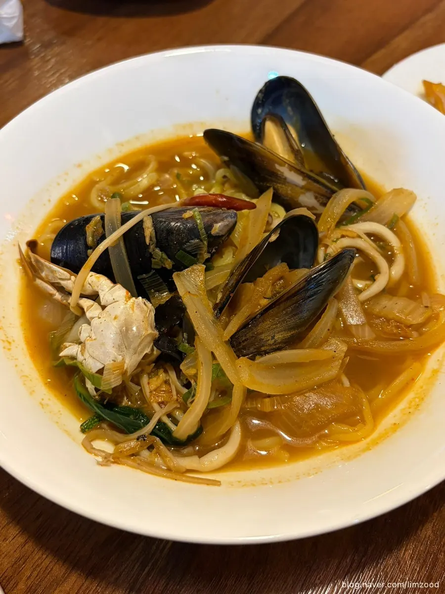Jjajangmyeon and jjamppong served as the course's noodle dish