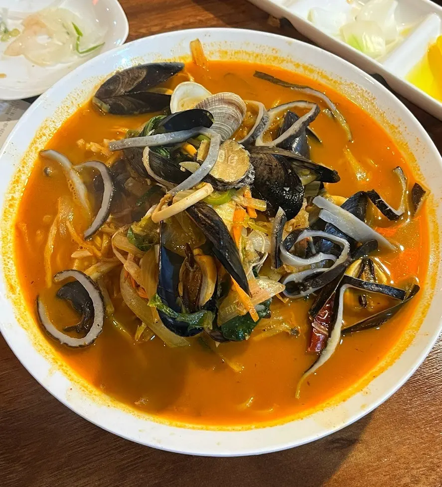 Samsun jjamppong with abalone and scallops