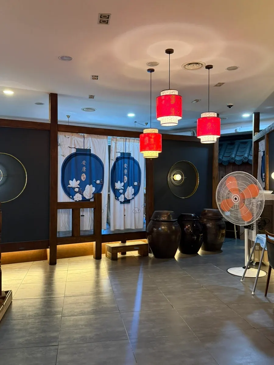 Dongbaek's classic Chinese restaurant interior atmosphere