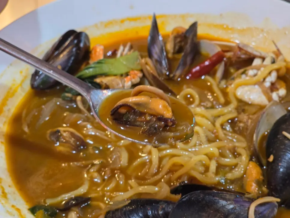 Noodles in seafood jjamppong