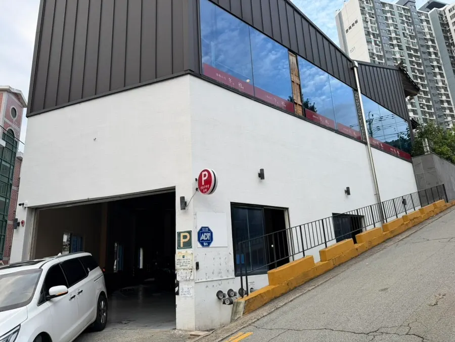 Entrance to Dongbaek's dedicated parking lot