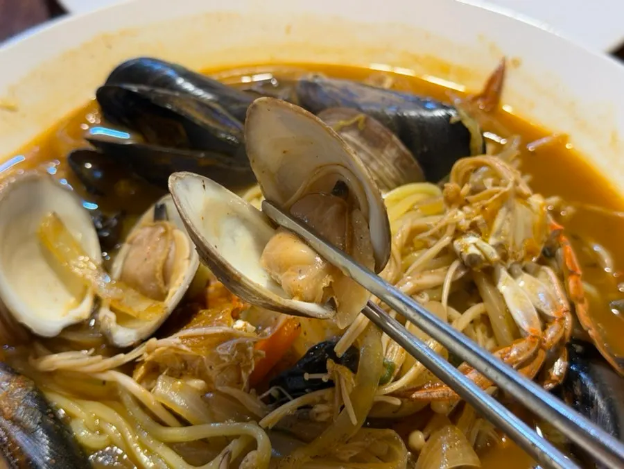 Chewy noodles lifted from the seafood jjamppong