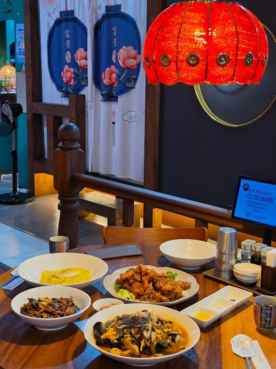 Side dishes of onion, danmuji, and jjachai